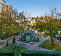 I PREDAJ Priestranný 3-izb. byt v centre Krížna/Blumentálska - Ihrisko obklopené stromami v Bratislave - Starom Meste na Krížnej ulici.