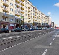 I PREDAJ Priestranný 3-izb. byt v centre Krížna/Blumentálska - Ulica Krížna v Bratislave - Staré Mesto sradom bytmi a obchodmi.