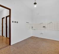 I PREDAJ Priestranný 3-izb. byt v centre Krížna/Blumentálska - Časť interiéru 3-izbového bytu s podlahou s dreveným dekorom a kachličkami na stene.