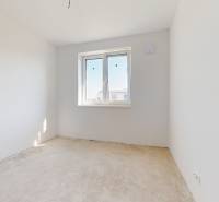 5-izbový dom s predzáhradkou pre rodiny v pokojnej zóne - Svetlá miestnosť s oknom a nedokončenou podlahou v 5 a viac izbovom byte.