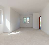 5-izbový dom s predzáhradkou pre rodiny v pokojnej zóne - Svetlá miestnosť v 5 a viac izbovom byte, s bielymi stenami a schodmi.