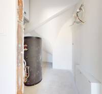 5-izbový dom s predzáhradkou pre rodiny v pokojnej zóne - Technická miestnosť s bojlerom a kabelážou v 5 a viac izbovom byte.