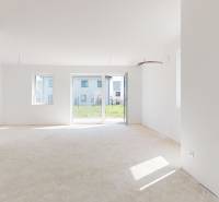 5-izbový dom s predzáhradkou pre rodiny v pokojnej zóne - Priestranná miestnosť s veľkými oknami v 5 a viac izbovom byte.