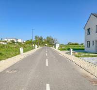 5-izbový dom s predzáhradkou pre rodiny v pokojnej zóne - Novostavba v Bratislave - Vrakuni, Irisová ulica, pri ceste s asfaltovým povrchom a zeleňou.