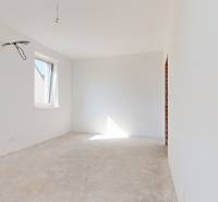 5-izbový dvojdom s predzáhradkou pre rodiny v pokojnej zóne - Prázdna miestnosť s oknom a nedokončenou podlahou v 5 a viac izbovom byte.