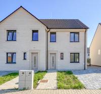 5-izbový dvojdom s predzáhradkou pre rodiny v pokojnej zóne - Dvojdom na Irisovej ulici v Bratislave - Vrakuni s garážou a záhradou.