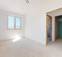 5-izbový dvojdom s predzáhradkou pre rodiny v pokojnej zóne - Prázdna miestnosť s oknom v 5 a viac izbovom byte a nezakrytou podlahou.