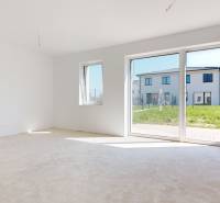 5-izbový dvojdom s predzáhradkou pre rodiny v pokojnej zóne - Priestranná miestnosť s veľkým oknom v 5 a viac izbovom byte.