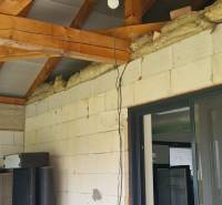 Predaj 4-izbového rodinného domu s veľkou záhradou v Semerove - Rodinný dom v Semerove s odkrytým dreveným trámovým stropom a provizórnym elektrickým vedením.