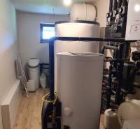 Predaj 4-izbového rodinného domu s veľkou záhradou v Semerove - Technická miestnosť v rodinnom dome s kotlom, nádržami a podlahou s dreveným dekorom.