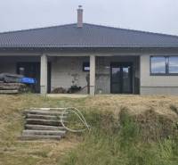 Predaj 4-izbového rodinného domu s veľkou záhradou v Semerove - Rodinný dom v Semerove s neomietnutou terasou a udržiavaným dvorom.