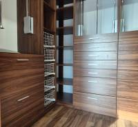 Reprezentatívny 5-izbový rodinný dom pri Piešťanoch - Šatník v rodinnom dome s dreveným dekorom a zabudovanými úložnými systémami.