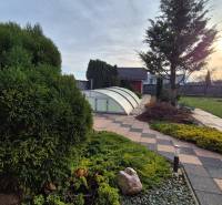 Reprezentatívny 5-izbový rodinný dom pri Piešťanoch - Záhrada pri rodinnom dome na Veterná ulici v Krakovanoch s bazénovým prekrytím.