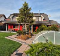 Reprezentatívny 5-izbový rodinný dom pri Piešťanoch - Rodinný dom na Veterná ulici v Krakovanoch so záhradou a skleníkom.