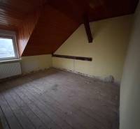 Veľký rodinný dom Podhradie  - Podkrovná miestnosť s dreveným stropom a podlahou s dreveným dekorom v rodinnom dome.