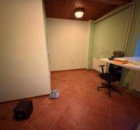 Veľký rodinný dom Podhradie  - Izba v rodinnom dome s kachličkovou podlahou, stolom, stoličkou a stropným svietidlom.