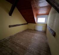 Veľký rodinný dom Podhradie  - Podkrovná izba s podlahou s dreveným dekorom v rodinnom dome.