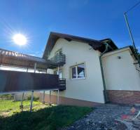 Veľký rodinný dom Podhradie  - Rodinný dom na Hlavnej ulici v Podhradí, so slnkom nad terasou.