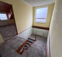 Veľký rodinný dom Podhradie  - Schodisko s oknom a miestnosťou v rodinnom dome; štúdia rekonštrukcie.