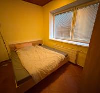 Veľký rodinný dom Podhradie  - Spálňa v rodinnom dome s manželskou posteľou, lampou a veľkým oknom s žalúziami.