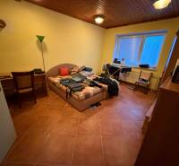 Veľký rodinný dom Podhradie  - Spálňa v rodinnom dome s posteľou, stolom, stoličkou a podlahou s dreveným dekorom.