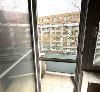 Prenájom 4 izb. bytu, Blumentálska ulica, Staré Mesto - Balkón 4-izbového bytu, pohľad z otvorených dverí na vonkajšiu terasu.