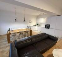 Prenájom 4 izb. bytu, Blumentálska ulica, Staré Mesto - Kuchyňa so sedačkou a jedálenským stolom, podlaha s dreveným dekorom, 4-izbový byt.