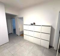 Prenájom 4 izb. bytu, Blumentálska ulica, Staré Mesto - Priestranná chodba so svetlými dlaždicami a bielou komodou v 4-izbovom byte.