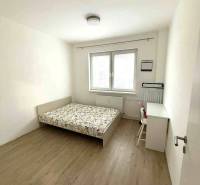 Prenájom 4 izb. bytu, Blumentálska ulica, Staré Mesto - Spálňa so svetlou stenou, posteľou a pracovným stolom, podlaha s dreveným dekorom.