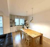 Prenájom 4 izb. bytu, Blumentálska ulica, Staré Mesto - Jedálenský stôl v 4-izbovom byte s podlahou s dreveným dekorom a bielymi stoličkami.