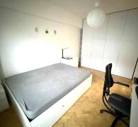 Prenájom 4 izb. bytu, Blumentálska ulica, Staré Mesto - Spálňa so vstavanými skriňami, podlahou s dreveným dekorom a jednoduchým nábytkom v 4-izbovom byte.