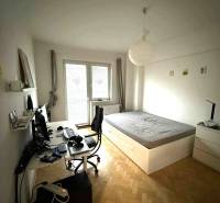 Prenájom 4 izb. bytu, Blumentálska ulica, Staré Mesto - Spálňa v 4-izbovom byte s pracovným stolom a posteľou, podlaha s dreveným dekorom.