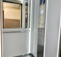 REZERVOVANÉ Na predaj 1 izbový byt, Bratislava, Dúbravka, Drobného - Interiér výťahu s kovovými panelmi a zrkadlom v 1-izbovom byte.
