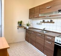 REZERVOVANÉ Na predaj 1 izbový byt, Bratislava, Dúbravka, Drobného - Kuchyňa s linkou a sporákom v 1-izbovom byte, svetlé dlaždice, drevený dekor.