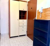 REZERVOVANÉ Na predaj 1 izbový byt, Bratislava, Dúbravka, Drobného - Chodba 1-izbového bytu s dlažbou, skrinkami a telefónom na stene.