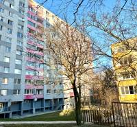 REZERVOVANÉ Na predaj 1 izbový byt, Bratislava, Dúbravka, Drobného - Exteriér panelového domu s balkónmi na Drobného ulici, Bratislava - Dúbravka.