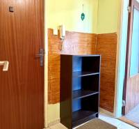 REZERVOVANÉ Na predaj 1 izbový byt, Bratislava, Dúbravka, Drobného - Vstupná chodba 1-izbového bytu so skriňou, dlažbou a telefónom na stene.