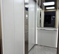 REZERVOVANÉ Na predaj 1 izbový byt, Bratislava, Dúbravka, Drobného - Interiér výťahu s nerezovým panelom a zrkadlom v 1-izbovom byte.