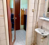 REZERVOVANÉ Na predaj 1 izbový byt, Bratislava, Dúbravka, Drobného - Kúpeľňa v 1-izbovom byte so zrkadlom, umývadlom a bielymi obkladačkami.