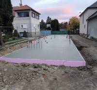 PREDPREDAJ – 2-izbový tehlový mezonet s pozemkom | Topoľčianky - Stavenisko v Topoľčiankach na Litoměřickej ulici, základová doska budúceho 2-izbového bytu.