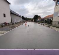 PREDPREDAJ – 2-izbový tehlový mezonet s pozemkom | Topoľčianky - Základy stavby na Litoměřickej ulici v Topoľčiankach pre budúci 2-izbový byt.