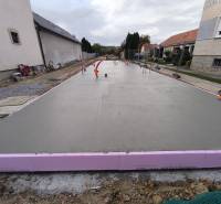 PREDPREDAJ – 2-izbový tehlový mezonet s pozemkom | Topoľčianky - Základy pre budúcu stavbu na Litoměřickej ulici v Topoľčiankach, vedľa rodinných domov.