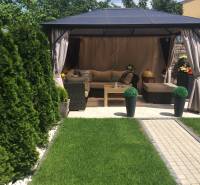 KRÁSNY DVOJPODLAŽNÝ RODINNÝ DOM NA PRENÁJOM - Altánok v záhrade rodinného domu na Rampovej ulici v Košiciach, časť Sever.