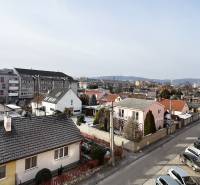 Exkluzívne | Na prenájom priestranný 1i byt Ružinove - Výhľad na zástavbu na Kašmírskej ulici v Bratislave - Ružinove.