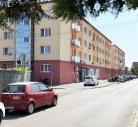 Exkluzívne | Na prenájom priestranný 1i byt Ružinove - Budova s obchodnými priestormi a parkovaním na Kašmírskej ulici v Bratislave - Ružinove.