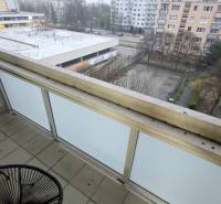 Moderný, rekonštruovaný 3i byt, pivnica, Jašíkova ul., Ružinov - Pošeň - Balkón 3-izbového bytu na Jašíkovej ulici v Bratislave s výhľadom na parkovisko.