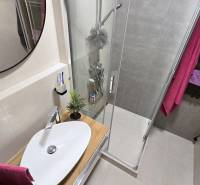 Moderný, rekonštruovaný 3i byt, pivnica, Jašíkova ul., Ružinov - Pošeň - Kúpeľňa v 3-izbovom byte s umývadlom, sprchou a uterákovým radiátorom.