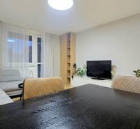 Moderný, rekonštruovaný 3i byt, pivnica, Jašíkova ul., Ružinov - Pošeň - Obývacia izba v 3-izbovom byte s rohovou sedačkou, televízorom a stolom.