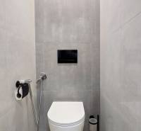 Moderný, rekonštruovaný 3i byt, pivnica, Jašíkova ul., Ružinov - Pošeň - Kúpeľňa so závesným WC a sprchovacou hlavicou v 3-izbovom byte.