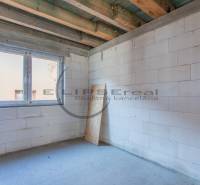 NA PREDAJ polyfunkčná budova v centre obce Veľké Leváre - Stavba s bielymi stenami a veľkým okenným otvorom v Budove.